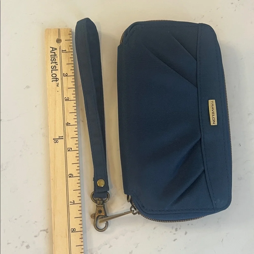 TRAVELON WALLET ZIP AROUND CLOSE REMOVABL WRISTLET STRAP WOMENS